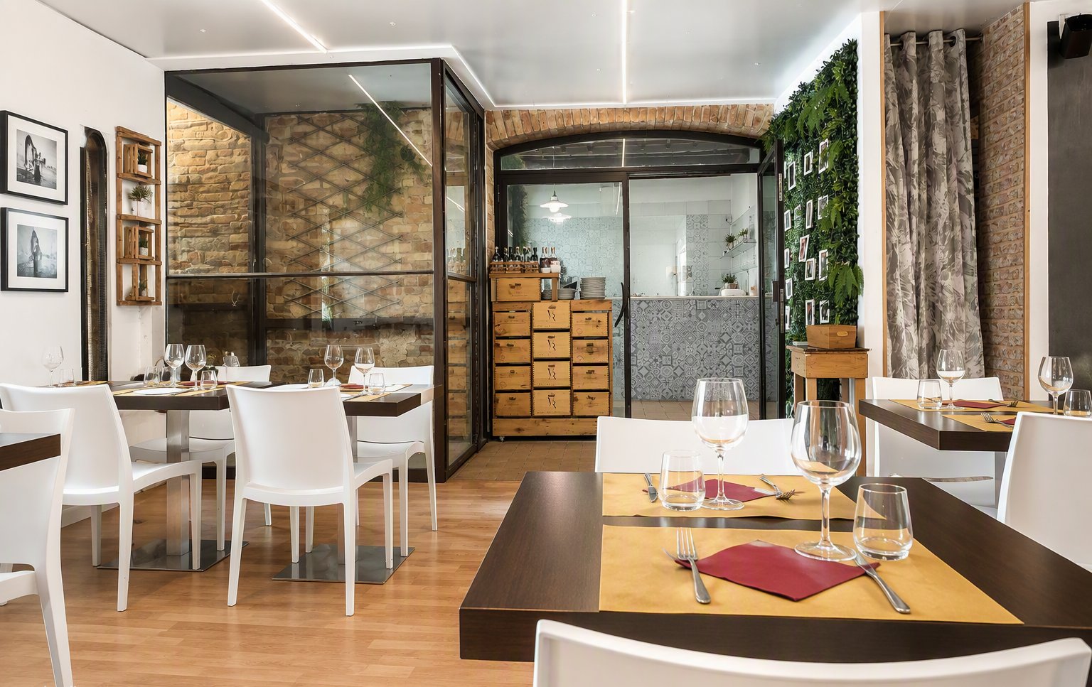 La sala luminosa con le pareti in pietra e vetro